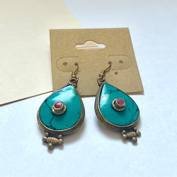 🏷️ boho oval shaped turquoise & red stone dangling earrings - Picture 6 of 12